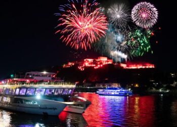 Eventos de música e fogos de artifício fazem os americanos se sentirem em casa