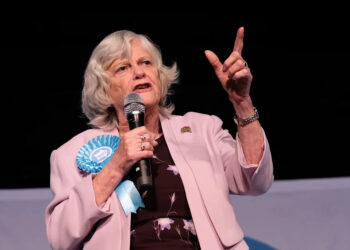 Ex-deputada e estrela de reality shows Ann Widdecombe encontrada morta em sua casa, homem preso