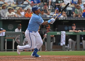 Fã que pulou em fonte para conseguir home run de Salvador Perez foi preso