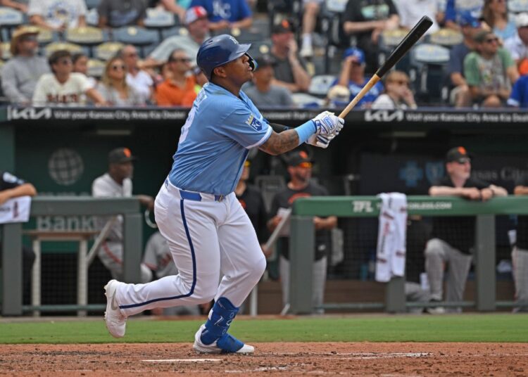 Fã que pulou em fonte para conseguir home run de Salvador Perez foi preso