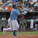 Fã que pulou em fonte para conseguir home run de Salvador Perez foi preso