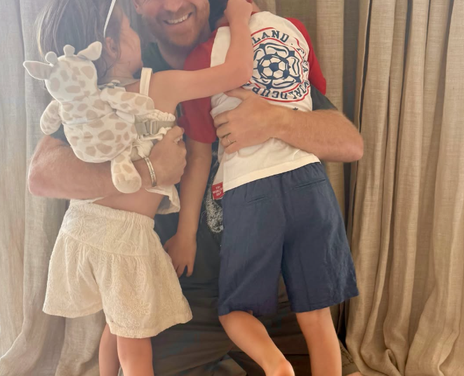 Família real AO VIVO: Príncipe Harry compartilha uma visão rara da vida doméstica com Archie e Lilibet durante passeio solo