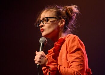 Fiona Apple dá atualizações raras sobre novas músicas, estado do mundo