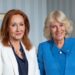 Foto da família real da Rainha Camilla e JK Rowling inundada com bandeiras trans nas redes sociais