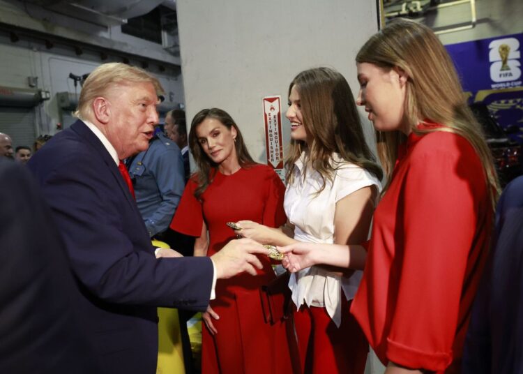 Fotos inéditas de Donald e Melania Trump cumprimentando a família real da Espanha após a vitória na Copa do Mundo