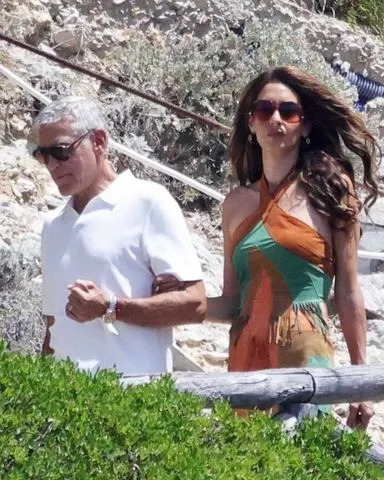 George e Amal Clooney deliciam-se com La Dolce Vita com um passeio de iate em Capri