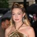 Gigi Hadid mudou para um visual muito diferente para a recepção de Taylor Swift