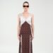 Gigi Hadid usa um vestido de bolinhas de inspiração vintage para sair à noite com Bradley Cooper