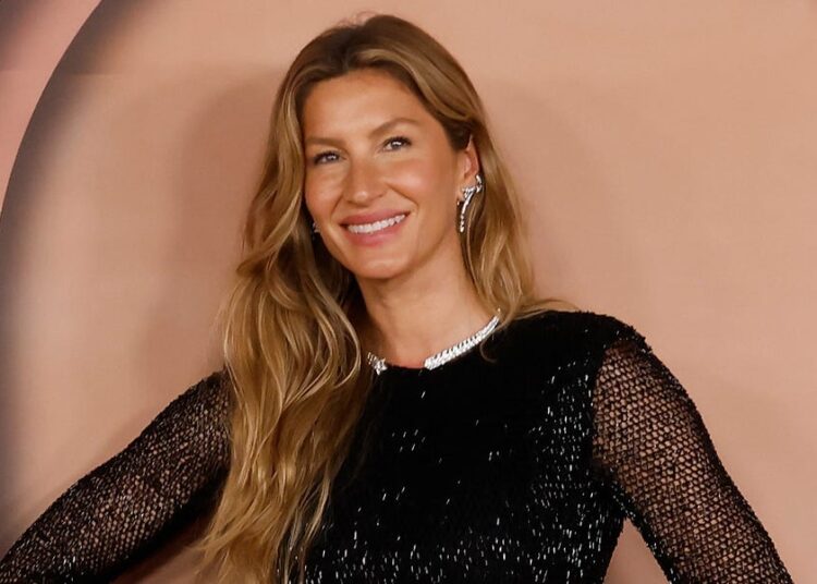 Gisele Bündchen posa em um biquíni com estampa de leopardo no novo depósito de fotos do 46º aniversário