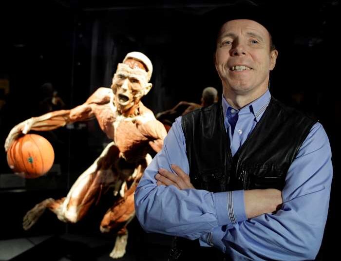 Gunther von Hagens, o anatomista alemão por trás da exposição 'Body Worlds', morre aos 81 anos