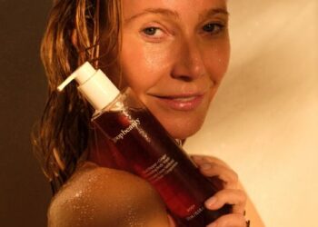 Gwyneth Paltrow se despe para promover gel de banho de US $ 38, mas os fãs encontram um problema principal