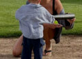 Hailey Bieber compartilha novas fotos adoráveis ​​​​do filho Jack Blues, 23 meses, aprendendo beisebol e se vestindo como seu pai Justin