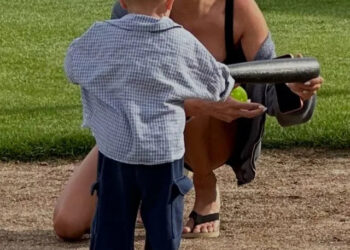 Hailey Bieber compartilha novas fotos adoráveis ​​​​do filho Jack Blues, 23 meses, aprendendo beisebol e se vestindo como seu pai Justin