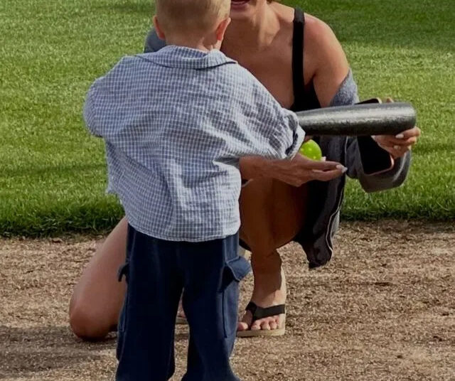 Hailey Bieber compartilha novas fotos adoráveis ​​​​do filho Jack Blues, 23 meses, aprendendo beisebol e se vestindo como seu pai Justin