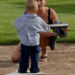 Hailey Bieber compartilha novas fotos adoráveis ​​​​do filho Jack Blues, 23 meses, aprendendo beisebol e se vestindo como seu pai Justin