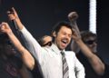 Harry Styles canta a música de separação de Taylor Swift, “Two Ghosts”, no dia do casamento