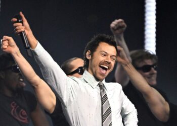 Harry Styles canta a música de separação de Taylor Swift, “Two Ghosts”, no dia do casamento