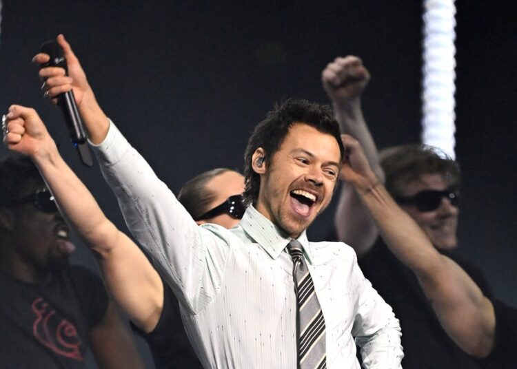 Harry Styles canta a música de separação de Taylor Swift, “Two Ghosts”, no dia do casamento