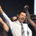 Harry Styles canta a música de separação de Taylor Swift, “Two Ghosts”, no dia do casamento