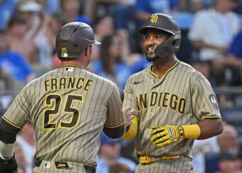 Hart Broken: Padres se recupera tarde, mas não consegue aguentar a derrota de entradas extras para o Royals