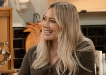 Hilary Duff mergulha em um conjunto de lingerie branca que quase não esconde nada