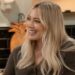 Hilary Duff mergulha em um conjunto de lingerie branca que quase não esconde nada