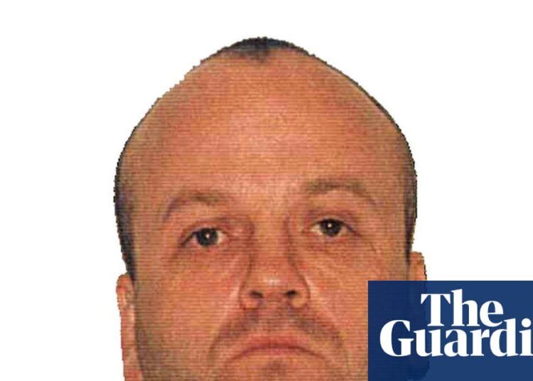 Homem da Marinha Real preso em 2001 por dois assassinatos supostamente agrediu sexualmente outras quatro pessoas, disse o júri | Notícias do Reino Unido