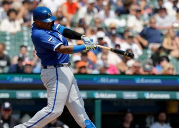 Homer marcante de Salvador Perez, do Royals, ajuda a acalmar a jogada dos Tigers