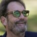 Huey Lewis ‘não consegue mais curtir música’ porque é ‘basicamente surdo’