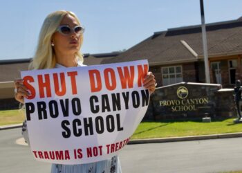 Internato em Utah, onde Paris Hilton diz que foi abusada quando adolescente, teve licença revogada
