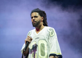 J. Cole se apresenta no meio da multidão durante a noite de abertura da turnê Fall-Off