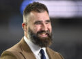 Jason Kelce revela o número exato de cervejas que esmagou no casamento de Travis Kelce e Taylor Swift