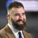 Jason Kelce revela o número exato de cervejas que esmagou no casamento de Travis Kelce e Taylor Swift