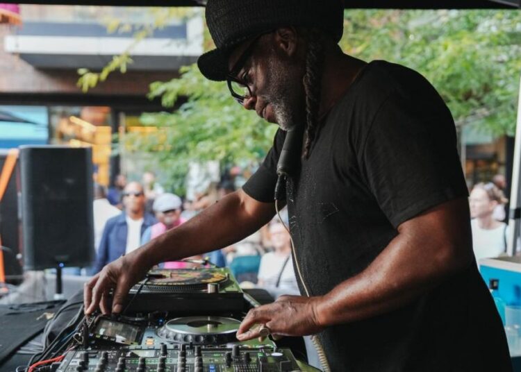 Jazzie B DJ se apresenta entre músicas gratuitas de verão no Camden Market