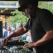 Jazzie B DJ se apresenta entre músicas gratuitas de verão no Camden Market