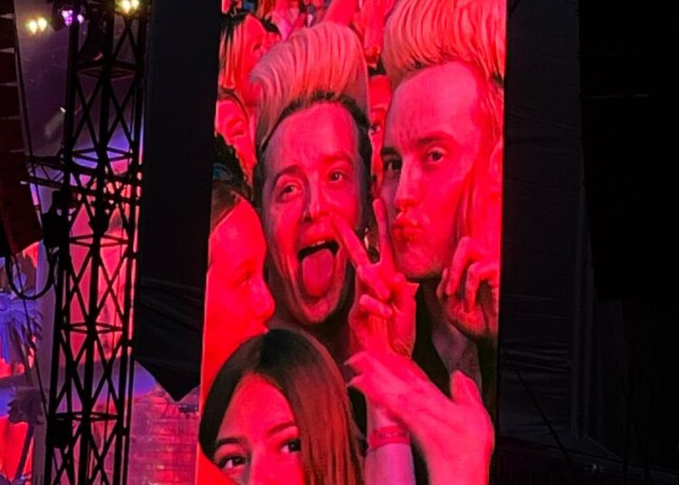 Jedward e família real são vistos no meio de uma multidão em festival de música