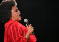 Jenifer Lewis relembra a história gastronômica do aniversário de Aretha Franklin