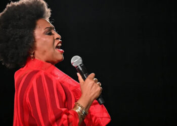 Jenifer Lewis relembra a história gastronômica do aniversário de Aretha Franklin