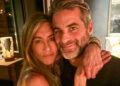 Jennifer Aniston compartilha um raro vislumbre de romance com o namorado Jim Curtis em postagem de ‘Summer Dumper’