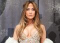 Jennifer Lopez comemora seu 57º aniversário com o vestido de verão perfeito