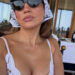 Jennifer Lopez mostra um decote sério em um minivestido branco profundo durante uma escapadela na Itália