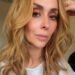 Jennifer Love Hewitt parece quase irreconhecível enquanto abandona o cabelo escuro e fica loira