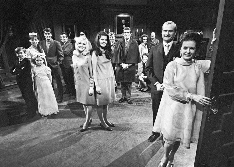 Joe Caldwell, escritor de 'Dark Shadows', morto aos 97