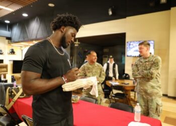 Jogadores do Atlanta Falcons se encontram com fãs e visitam Zama durante visita USO | Artigo