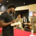 Jogadores do Atlanta Falcons se encontram com fãs e visitam Zama durante visita USO | Artigo