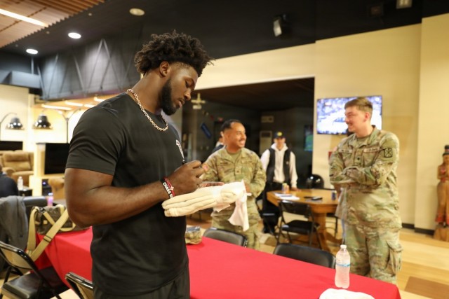 Jogadores do Atlanta Falcons se encontram com fãs e visitam Zama durante visita USO | Artigo