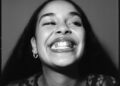Jorja Smith revela data de lançamento de 'What Are the Odds', single 'Alive'