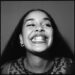 Jorja Smith revela data de lançamento de 'What Are the Odds', single 'Alive'