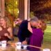 Joy Behar deixa cair o queixo em 'The View' de Unexpectedly Kissing Married 'Star Trek' Star Anson Mount on the Lips: Assistir