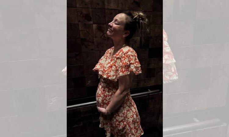 Kaley Cuoco compartilha uma rara foto de barriguinha de bebê enquanto recapitula a 'Semana Mágica' com o noivo Tom Pelphrey